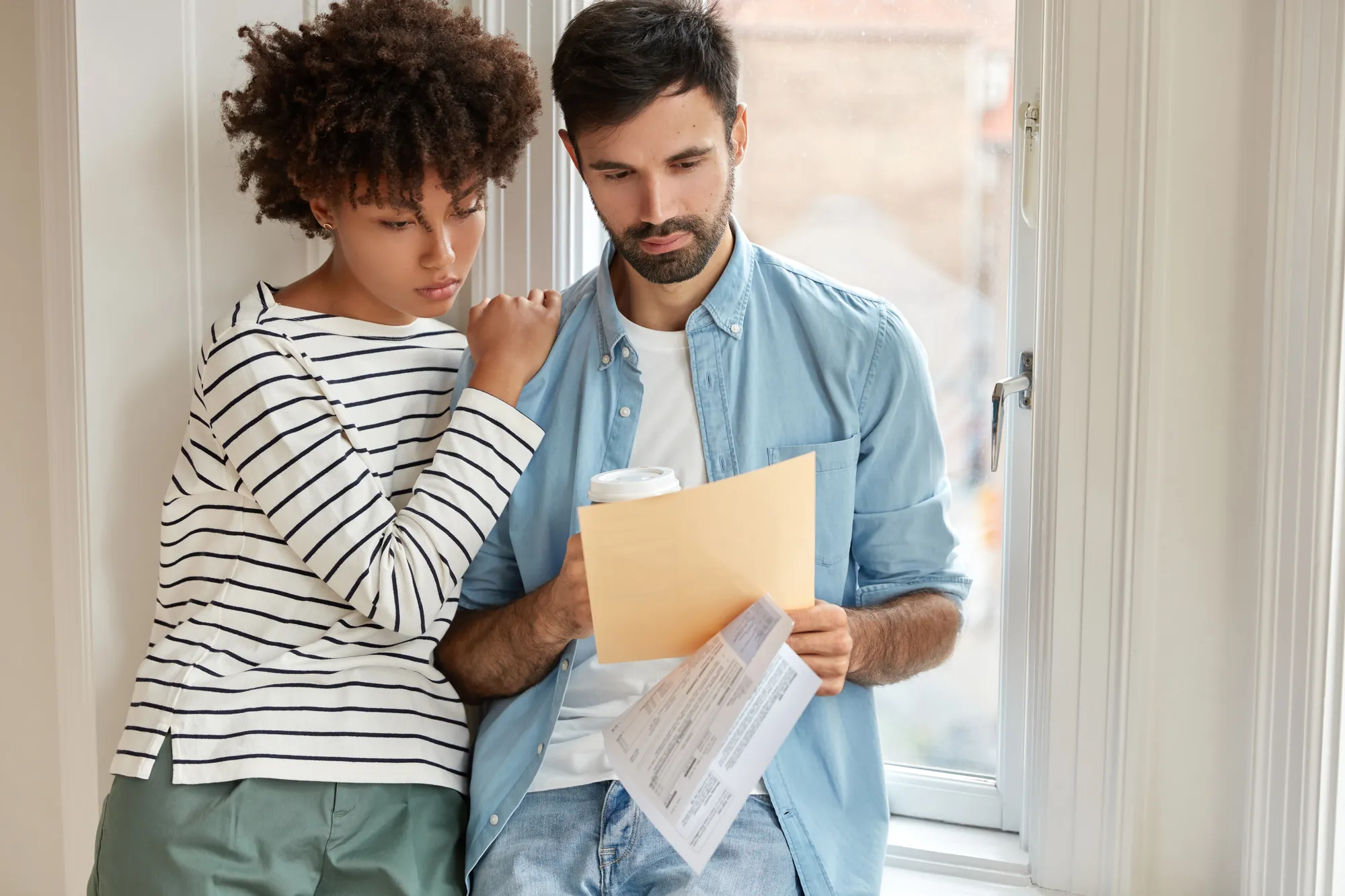 Pareja hispana en Miami solicitando ajuste de estatus para obtener green card sin salir de Estados Unidos — HHA Law